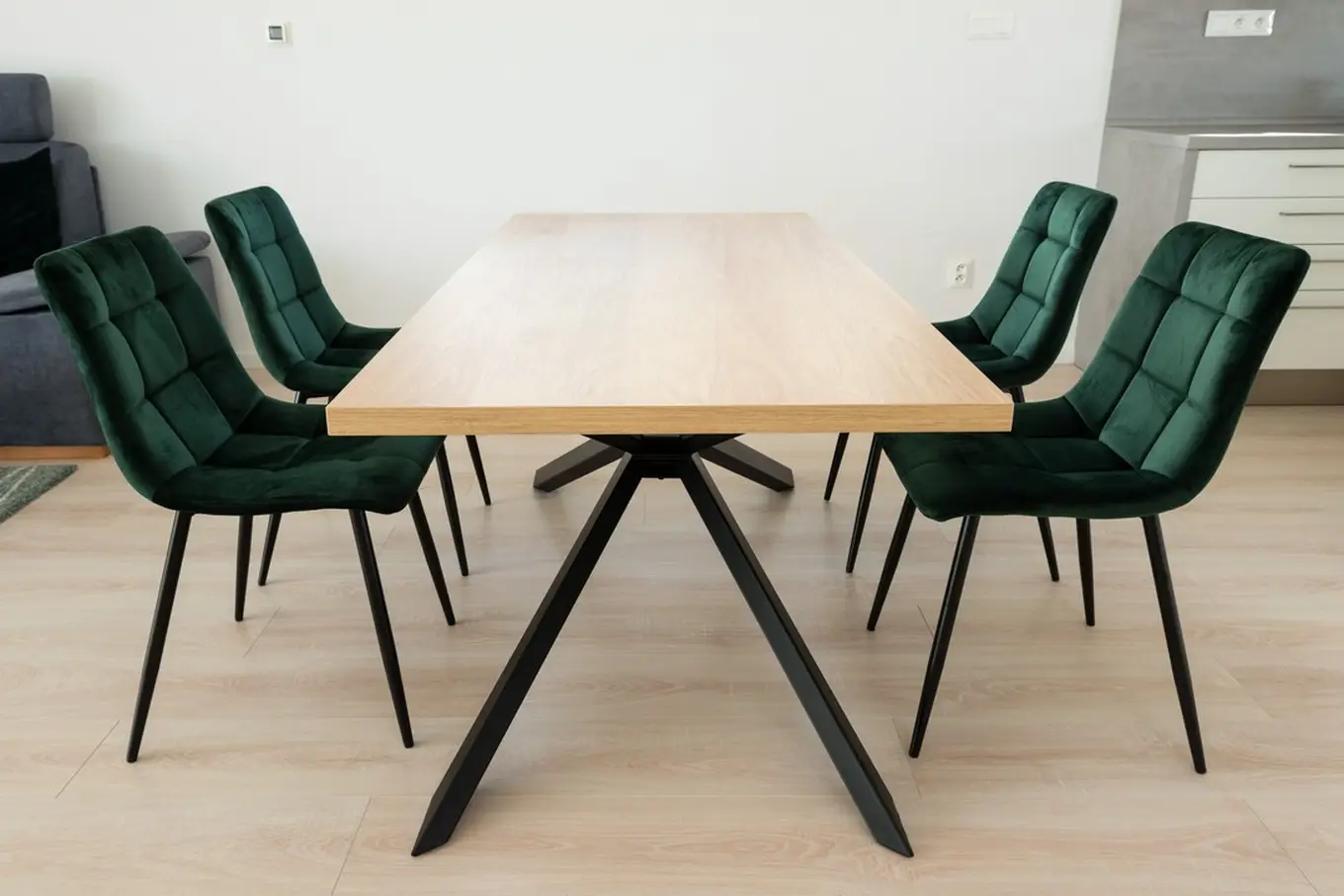 stół z krzesłami